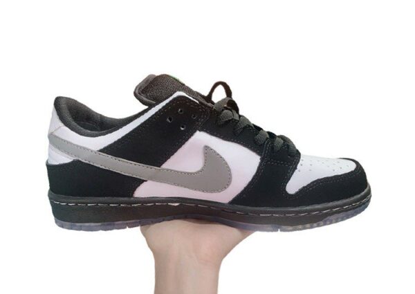 נעליי נייק-NIKE SB DUNK LOW PRO QS - Black & White