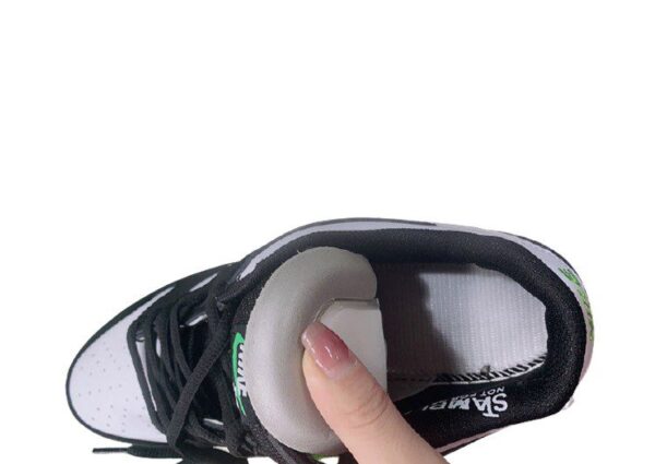 נעליי נייק-NIKE SB DUNK LOW PRO QS - Black & White