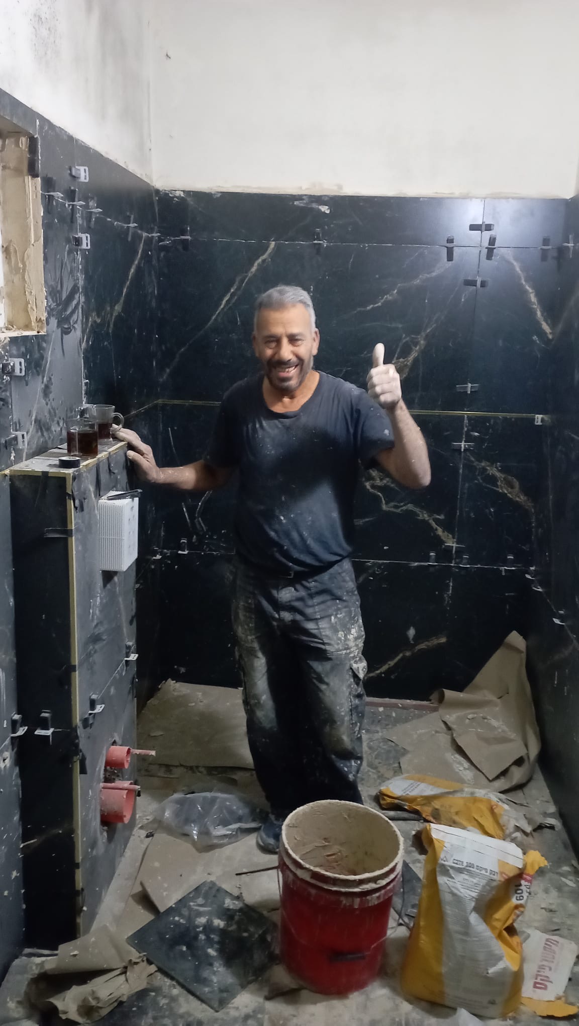 מקלחון אפור
